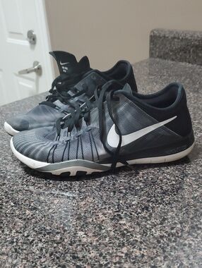 Nike Women'sBlack and White Athletic Training Shoes